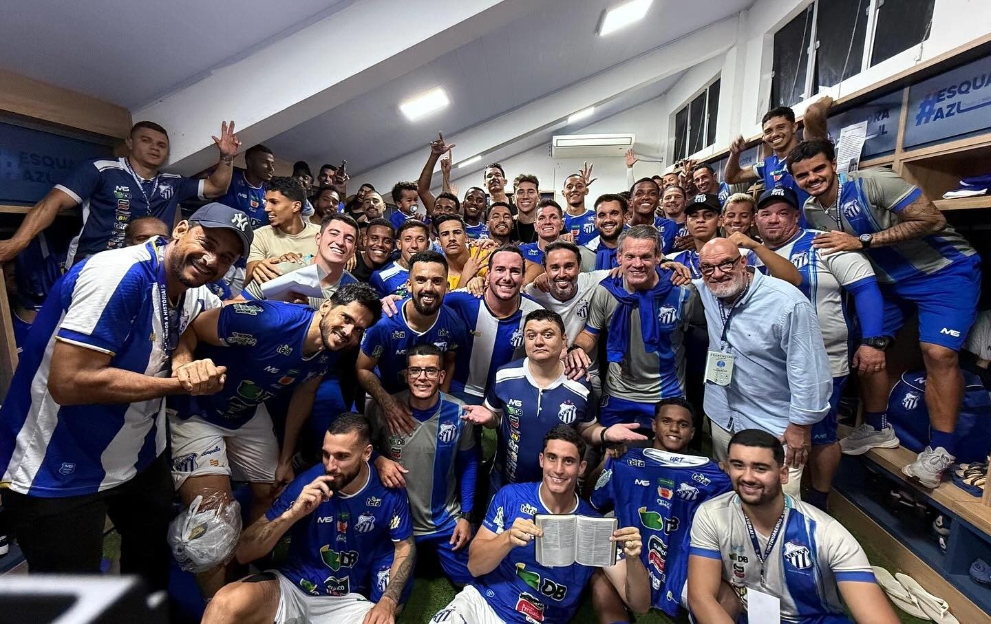 Jogadores e Comissão Técnica da URT comemoram vitória no clássico diante do Mamoré - Foto: @urtoficial
