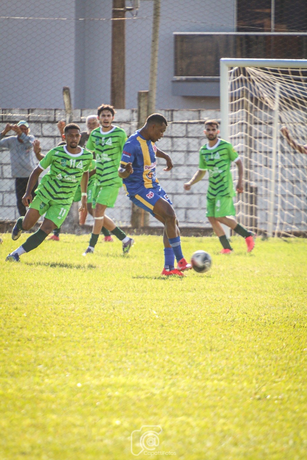 Campina Verde (uniforme verde) vence Iraí de Minas e mantém liderança na Chave A - Foto: Rodolfo Capatti
