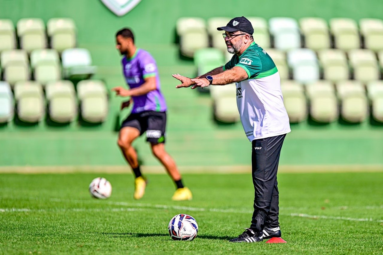 O Técnico Enderson Moreira busca primeira vitória à frente do Comando Técnico do América - Foto: Mourão Panda/América