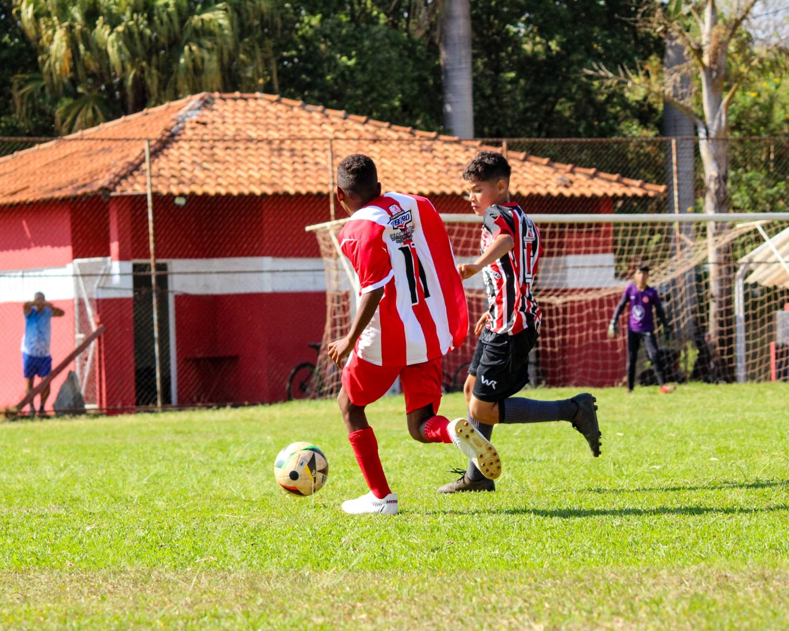 No Mirim, o Bom Retiro (vermelho e branco) conquistou excelente vitória por 2 a 1 diante do Ipiranga - Foto: @amandablog.29