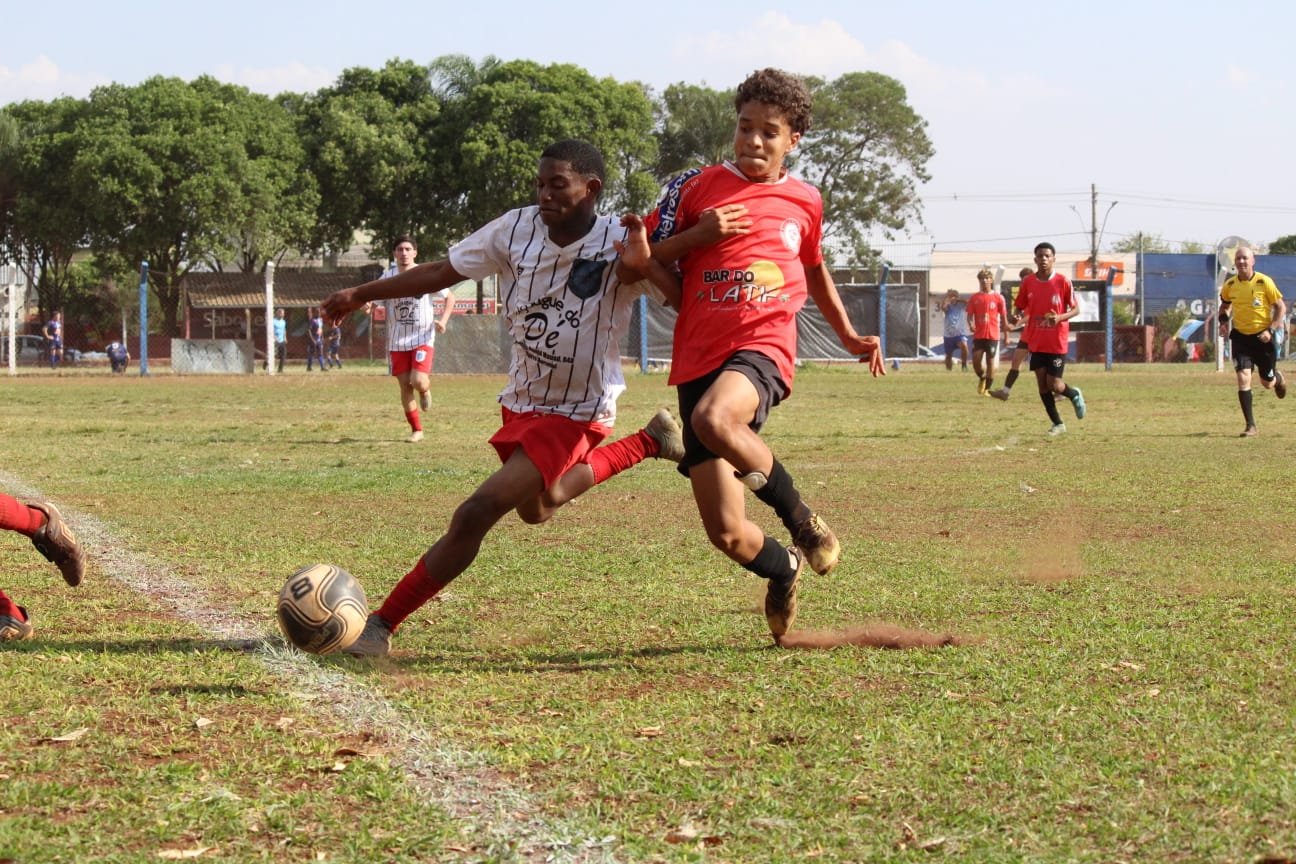 Jogando em seus domínios, o Bom Retiro (camisa branca) inicia o Campeonato Juvenil goleando o Ipiranga por 4 a 0 - Foto: @amandablog.29