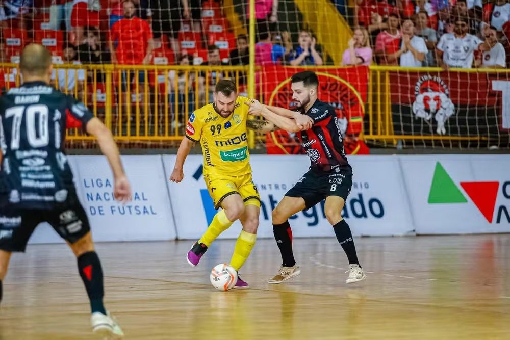 Campo Mourão goleia o Praia Clube (de amarelo) pelas Quartas de Finais da Liga Nacional de Futsal - Foto: Eloismar Fotografias