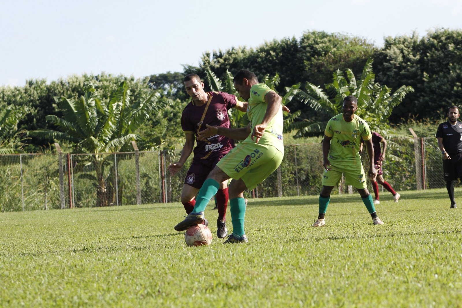 A equipe do Fabrício (grená) foi até o Complexo Cartafina e obteve excelente vitória diante da equipe do Costa Teles (verde) - Foto: @_olucasalexandre