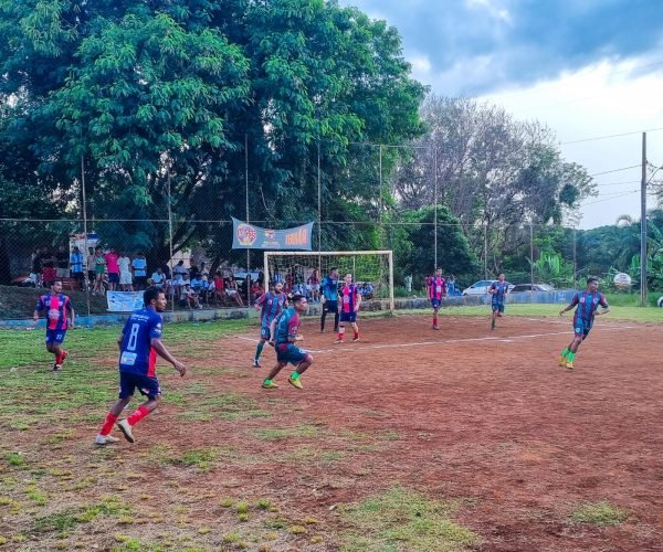 A equipe do San Lorenzo (de azul e vermelho), conseguiu boa vitória pelo placar de 2 a 1 diante da Portuguesa - Foto: Terrão/Divulgação