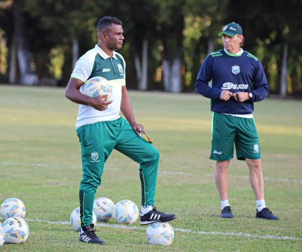 Técnico Nilson Corrêa (a esq.) faz sua estreia à frente do comando da Caldense diante do Mamoré - Foto: Renan Muniz/Caldense
