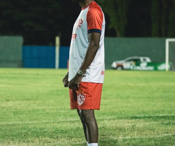 Técnico Fernando Mariano em sua última partida no comando do USC - Foto: vh_kos