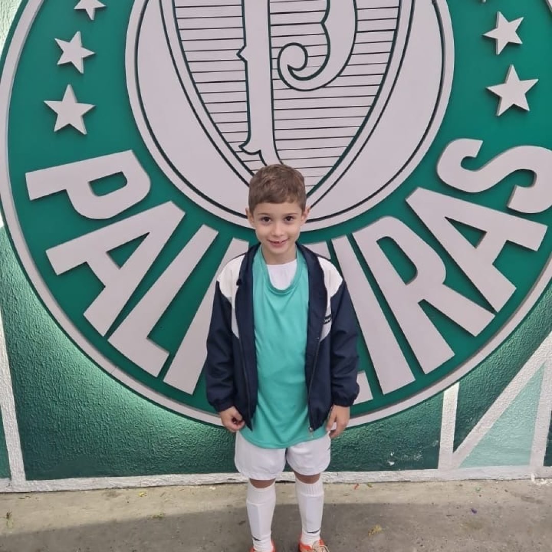 Bernardo Klemp Corrêa, de apenas 8 anos, é uma das promessas do futebol uberabense, unindo talento e disciplina desde os primeiros passos nos gramados. (Foto: Divulgação)