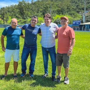 Ex jogador do Cruzeiro, Roberto Gaúcho (o segundo da esq para a dir), ao lado dos diretores do Paraense EC - Foto: Instagram do clube - @paraensesporteclube/Divulgação