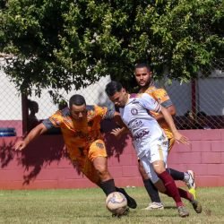 Pelo Amador B, o Fabrício (de branco) joga contra o Havaí no Glayer Leite, enquanto o Pinheiros (de laranja) recebe o Parque São Geraldo no Cláudio Talarico - Foto: @Diego Martins