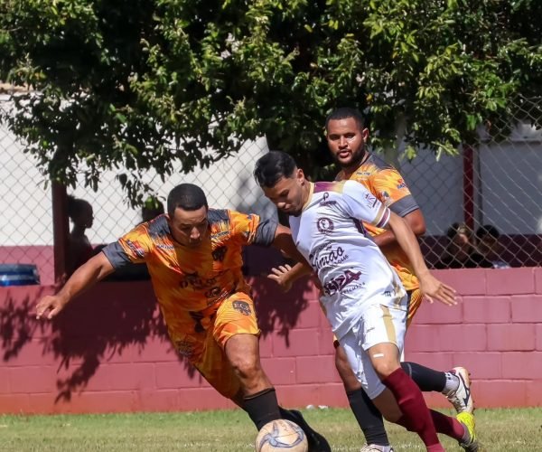 Pelo Amador B, o Fabrício (de branco) joga contra o Havaí no Glayer Leite, enquanto o Pinheiros (de laranja) recebe o Parque São Geraldo no Cláudio Talarico - Foto: @Diego Martins