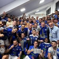 Jogadores e Comissão Técnica da URT comemoram vitória no clássico diante do Mamoré - Foto: @urtoficial
