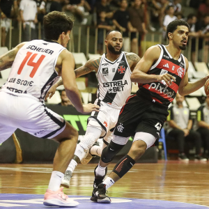 Alexey na vitória sobre o Vasco por 59 a 50 no prineiro turno do NBB (Foto Gilvan SouzaFlamengo)