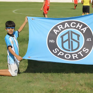 Garotos estendem bandeiras do Arachá - Foto: Arquivo Na Batida do Esporte