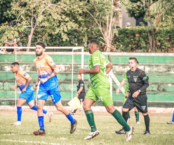 Campina Verde e Santa Vitória (de laranja e azul) não passaram de um empate sem abertura de gols - Foto: CapattiFotos