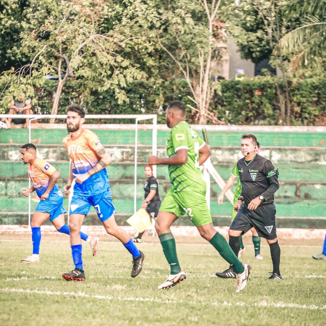 Campina Verde e Santa Vitória (de laranja e azul) não passaram de um empate sem abertura de gols - Foto: CapattiFotos