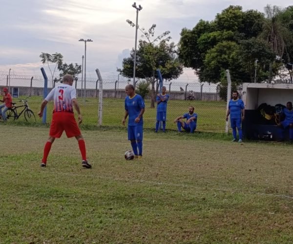 Pelo Super Sênior, a equipe do Delta (azul) foi até o Estádio Ismael de Oliveira onde empatou com os donos da casa pelo placar de 2x2- Foto: Ligeirinho/setenosesportes