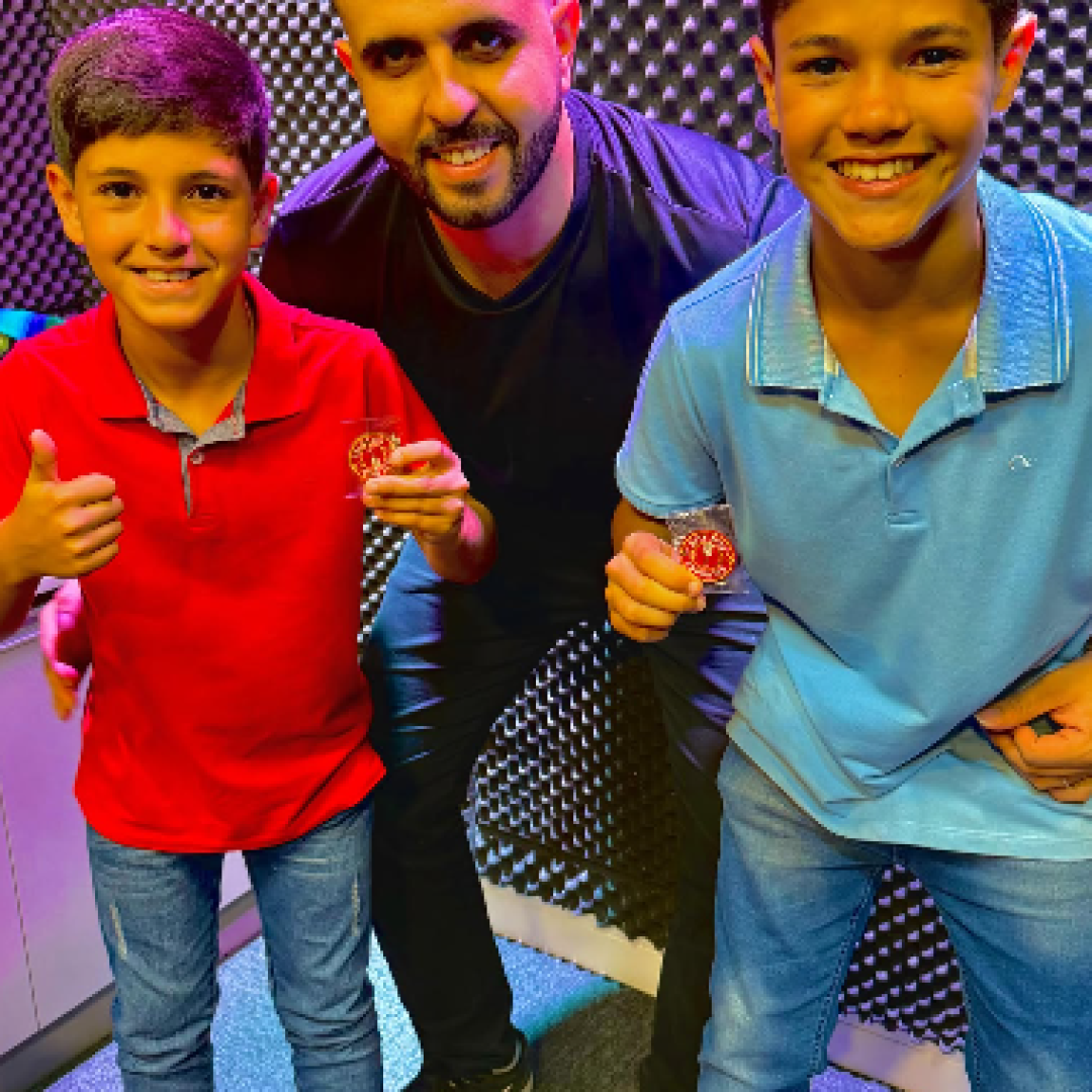 Os irmãos Iago e Benjamim visitam os estúdios do setenosesportes