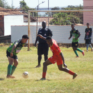 elo Amador B, o Mangueiras vence pelo placar mínimo a equipe do Havai (de vermelho) - Foto: jornalreplay.net