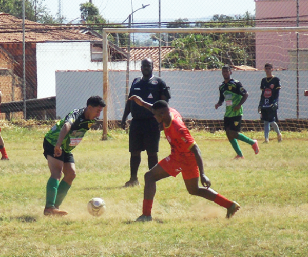 elo Amador B, o Mangueiras vence pelo placar mínimo a equipe do Havai (de vermelho) - Foto: jornalreplay.net