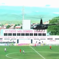 Helicóptero faz pouso durante uma partida de futebol em Jequié/BA - Foto/Imágem: Rede Solar TV Doce Mel
