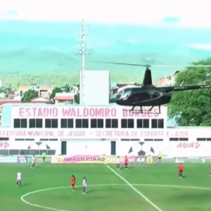 Helicóptero faz pouso durante uma partida de futebol em Jequié/BA - Foto/Imágem: Rede Solar TV Doce Mel
