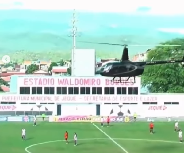 Helicóptero faz pouso durante uma partida de futebol em Jequié/BA - Foto/Imágem: Rede Solar TV Doce Mel
