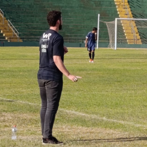 Técnico Vitor Bill, orienta jogadores do Nacional para o confronto diante do Essube - Foto: Ligeirinho