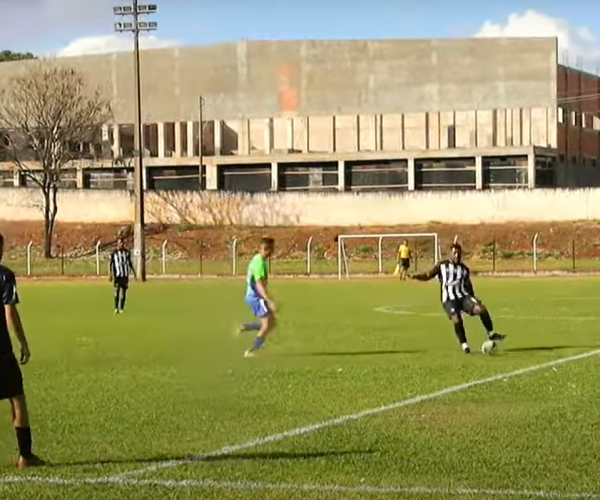 Monte Alegre (preto e branco) e Uberlândia ficam no empate no primeiro confronto decisivo da Copa Amvap 2025 - Foto/Imagem: MAM NEWS WebTv Monte Alegre de Minas