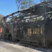 Ônibus da delegação do Paracatú ficou totalmente destruído após incêndio - Foto: Divulgação