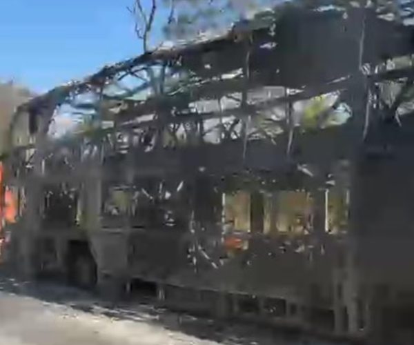 Ônibus da delegação do Paracatú ficou totalmente destruído após incêndio - Foto: Divulgação