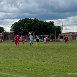 No campo do Bonsucesso, Americano (de vermelho) e Liverpool ficaram no empate em 1 a 1 - Foto: Divulgação
