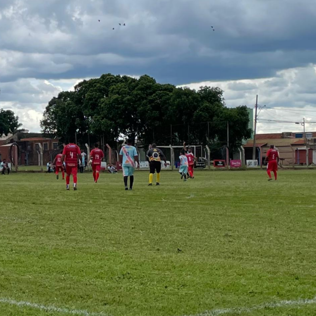 No campo do Bonsucesso, Americano (de vermelho) e Liverpool ficaram no empate em 1 a 1 - Foto: Divulgação