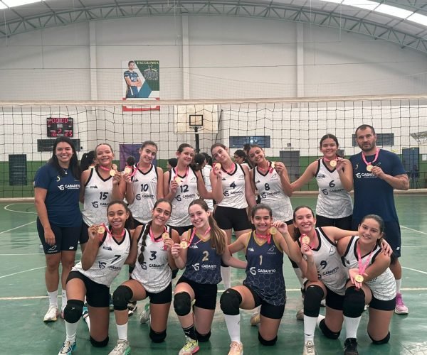 Equipe de Voleiboll Feminino do Colégio Gabarito representado pelo Uirapuru Iate Clube - Foto: Prof. Leandro