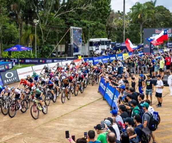 Largada da elite masculina da Copa do Mundo de MTB que acontece em Araxá/MG - Foto: Fabio Piva/ RedBull Content Pool