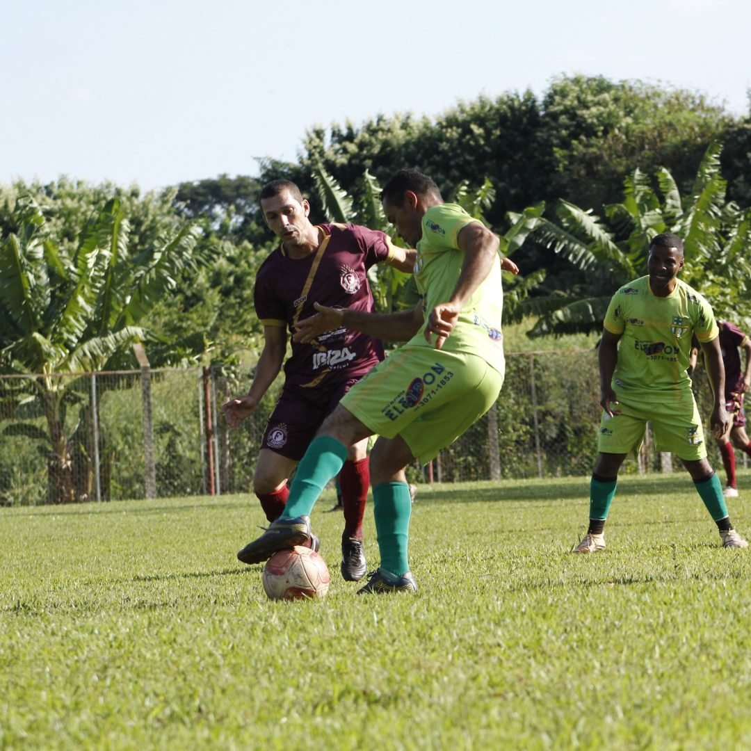 A equipe do Fabrício (grená) foi até o Complexo Cartafina e obteve excelente vitória diante da equipe do Costa Teles (verde) - Foto: @_olucasalexandre