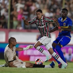 Isaque (Flu) tenta vencer goleiro Zé Carlos que faz boa defesa - Foto Thiago Rigeiro/AGIF