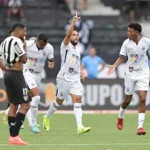 Hugo Borges marca de falta segundo gol do Maricá contra o Botafogo - Foto: Thiago Ribeiro/AGIF