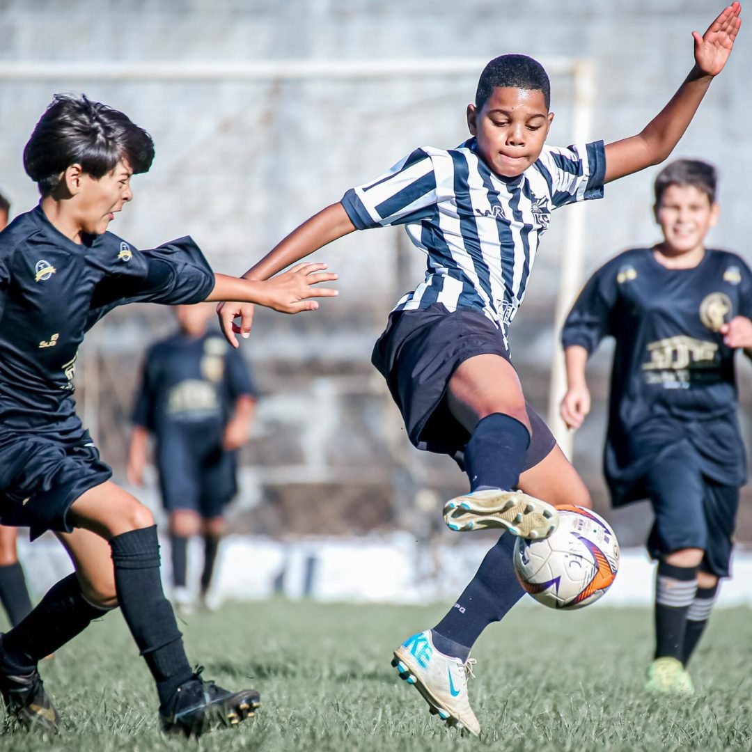 No campeonato Pré-Mirim o Nacional recebe o Corínthians no JK e o Butantã (de preto) tem o Koreia pela frente - Foto: vh_koz