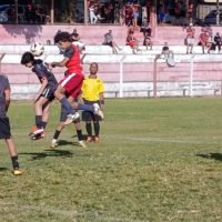 Pelo Campeonato Mirim, o Ipiranga (de vermelho), já classificado, enfrenta o Beira Rio, já o Vila Nova (de preto), recebe o Bom Retiro no Zé Galinha - Foto: Ligeirinho