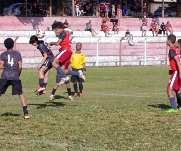 Pelo Campeonato Mirim, o Ipiranga (de vermelho), já classificado, enfrenta o Beira Rio, já o Vila Nova (de preto), recebe o Bom Retiro no Zé Galinha - Foto: Ligeirinho