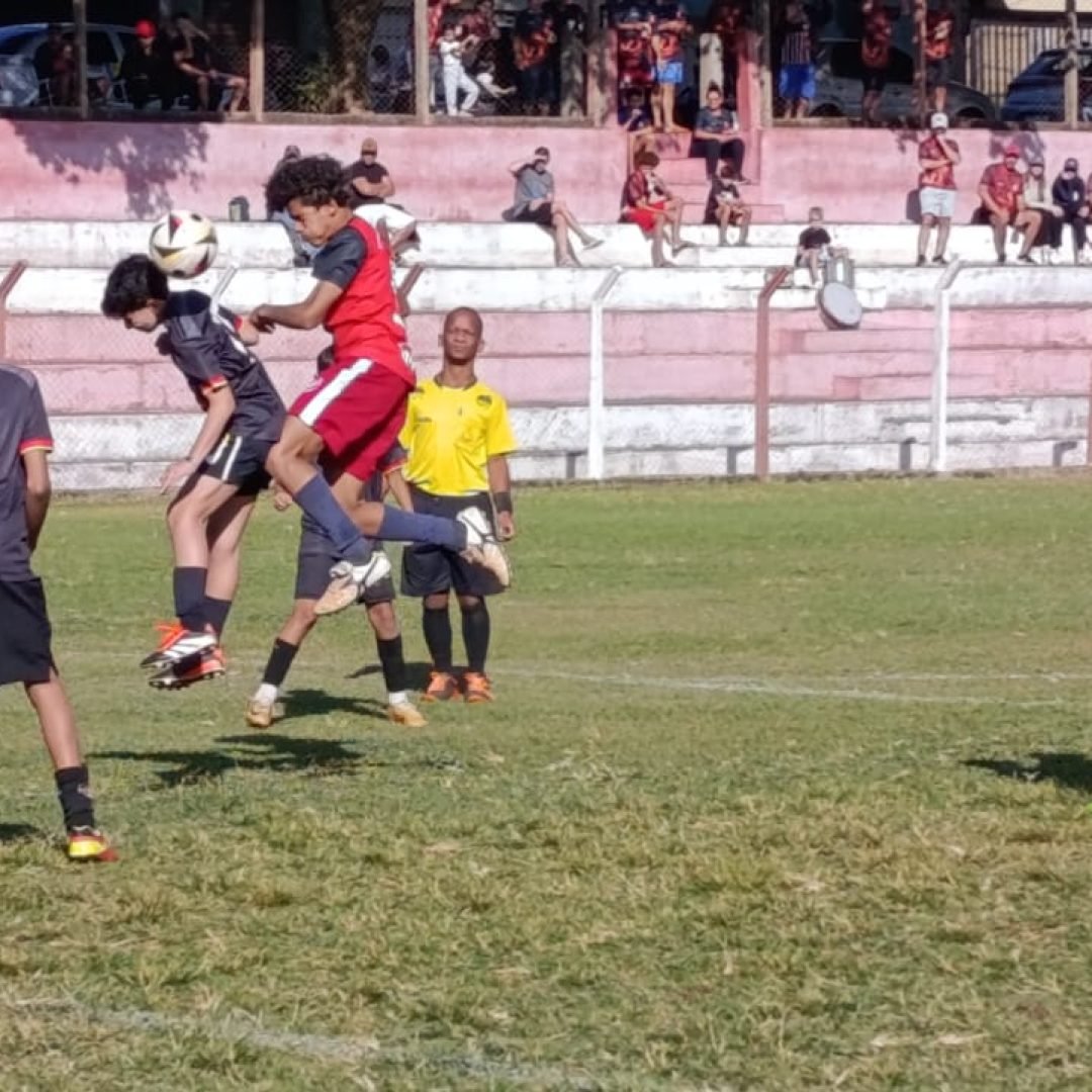 Pelo Campeonato Mirim, o Ipiranga (de vermelho), já classificado, enfrenta o Beira Rio, já o Vila Nova (de preto), recebe o Bom Retiro no Zé Galinha - Foto: Ligeirinho