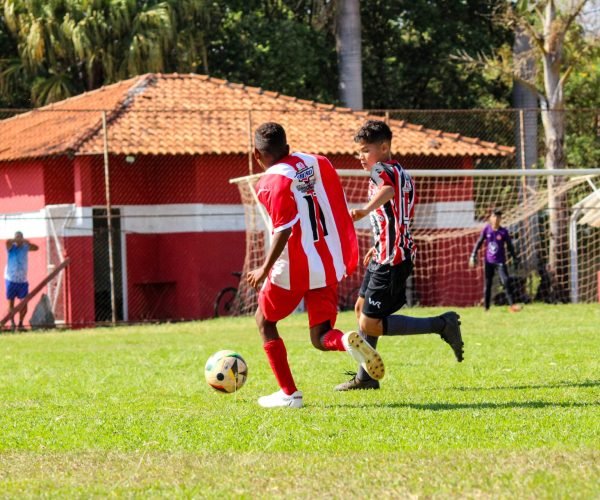 No Mirim, o Bom Retiro (vermelho e branco) conquistou excelente vitória por 2 a 1 diante do Ipiranga - Foto: @amandablog.29