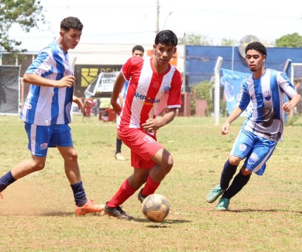 A equipe do Bom Retiro (vermelho e branco) tem difícil compromisso pela sexta rodada do Campeonato Juvenil. Vai enfrentar o Nacional em JK - Foto: @amandablog.29