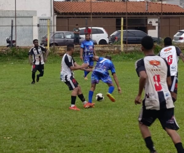 A equipe do Valim de Melo (preto e branco) conquistou excelente vitória sobre o Cássio Rezende - Foto: Ligeirinho