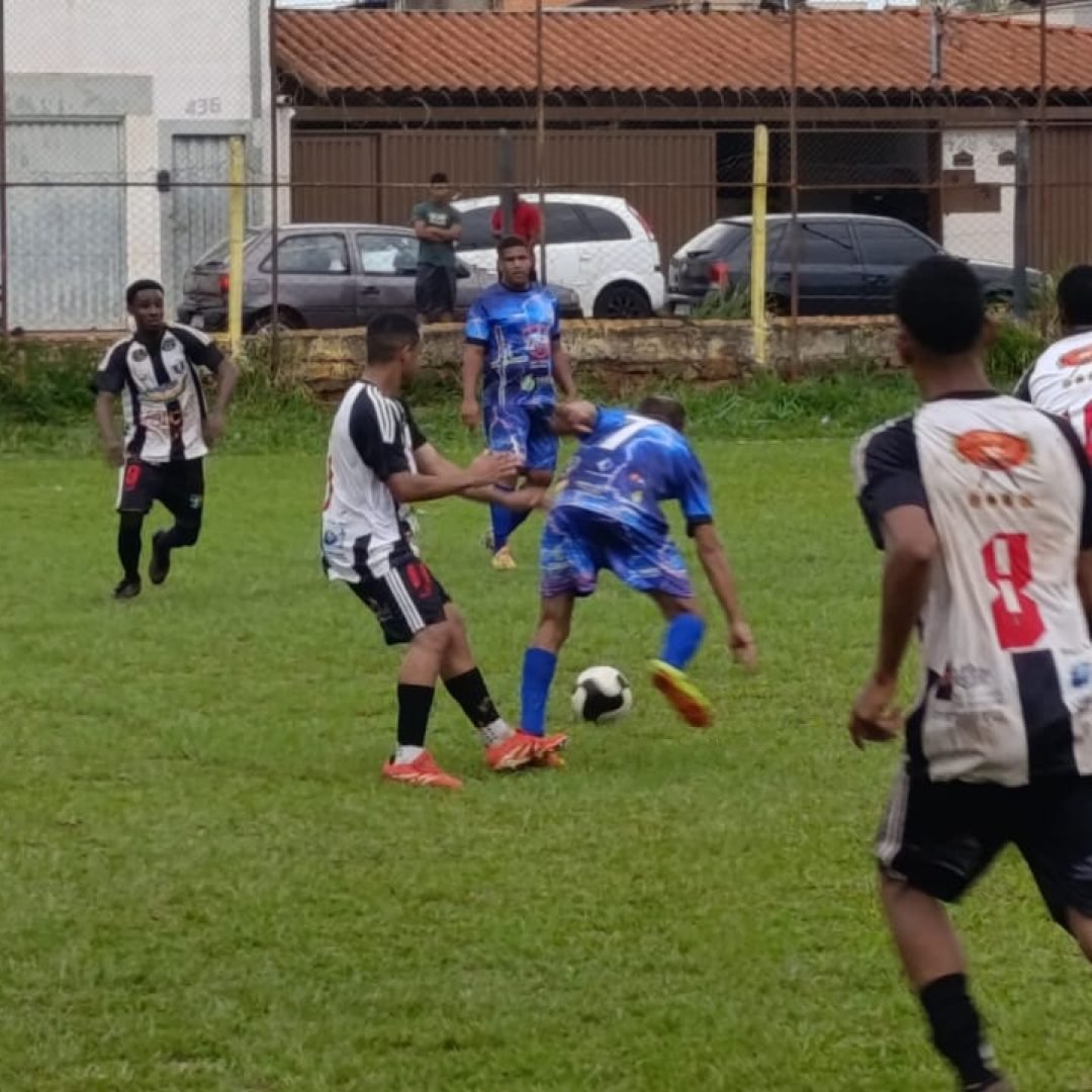 A equipe do Valim de Melo (preto e branco) conquistou excelente vitória sobre o Cássio Rezende - Foto: Ligeirinho