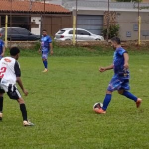 A equipe do Valim de Melo (preto e branco), recebe o Leek pelo Interbairros, enquanto o Cassio Rezende enfrenta o M da Vila pelo Varzeano - Foto: Ligeirinho