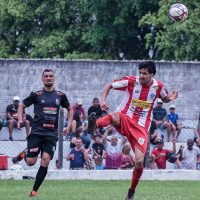 O Vila Nova (preto) conquistou vaga para a final do Amadorão 2025 ao vencer o Bom Retiro (vermelho e branco) nas cobranças de penalidades máximas - Foto: @vh_kos Fotografia