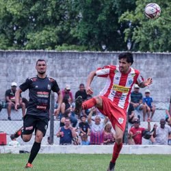 O Vila Nova (preto) conquistou vaga para a final do Amadorão 2025 ao vencer o Bom Retiro (vermelho e branco) nas cobranças de penalidades máximas - Foto: @vh_kos Fotografia