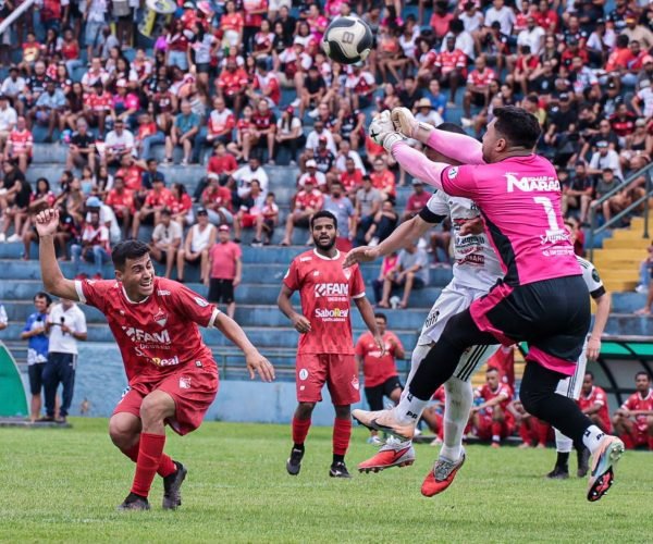 O Arem (de vermelho) vence o Vila Nova e sai na frente na decisão do Amadorão Módulo A - Foto: @vh_koz Fotografia
