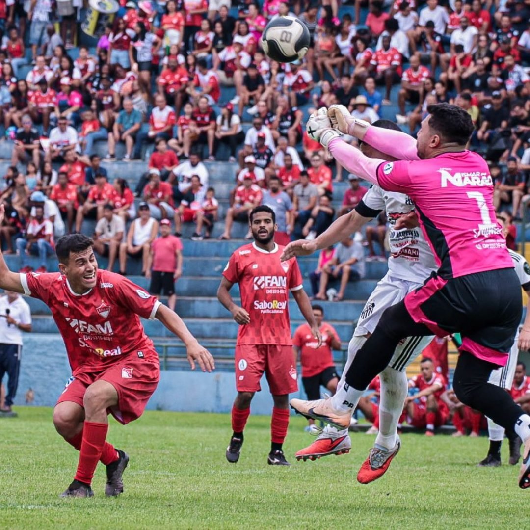 O Arem (de vermelho) vence o Vila Nova e sai na frente na decisão do Amadorão Módulo A - Foto: @vh_koz Fotografia